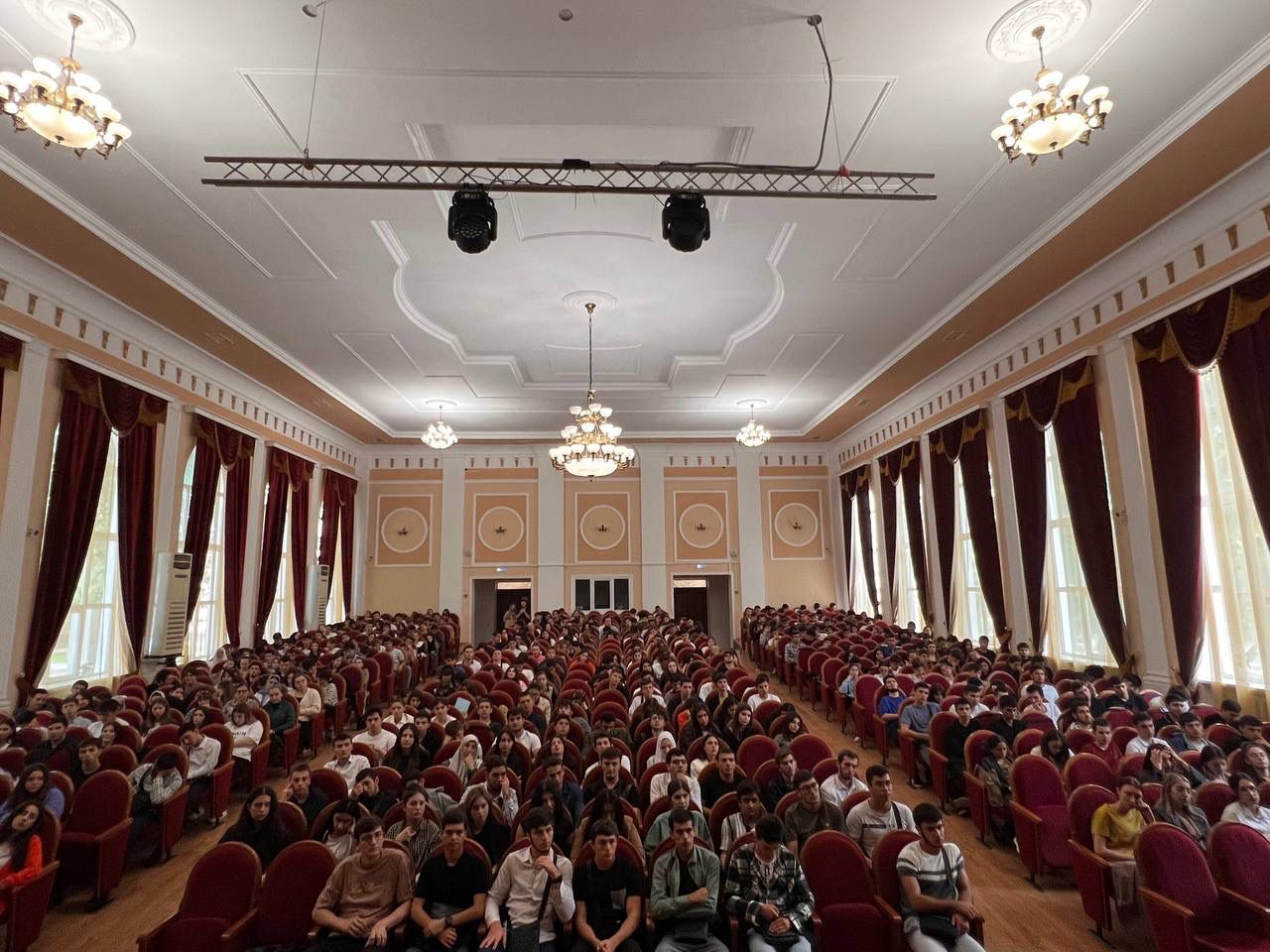 Студенты ЮИ ДГУ встретились со старшим следователем по особо важным делам при Председателе Следственного Комитета России Улади Уладиевым