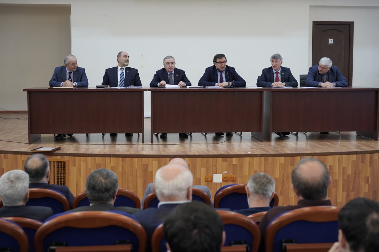 В ДГУ обсудили будущее физико-математического образования в Дагестане