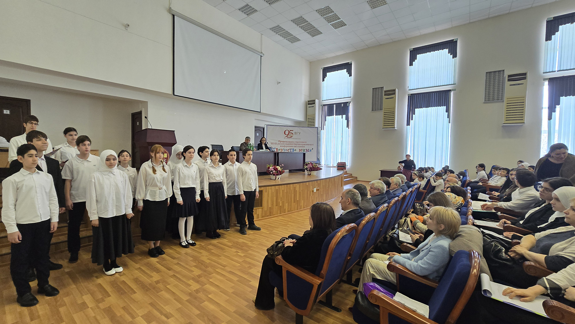 ДГУ прошла XXVIII республиканская научно-практическая конференция школьников "Творчество юных"